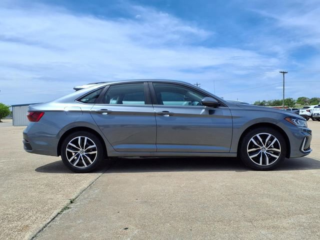 Used 2026 Volkswagen Jetta SE FWD image 4