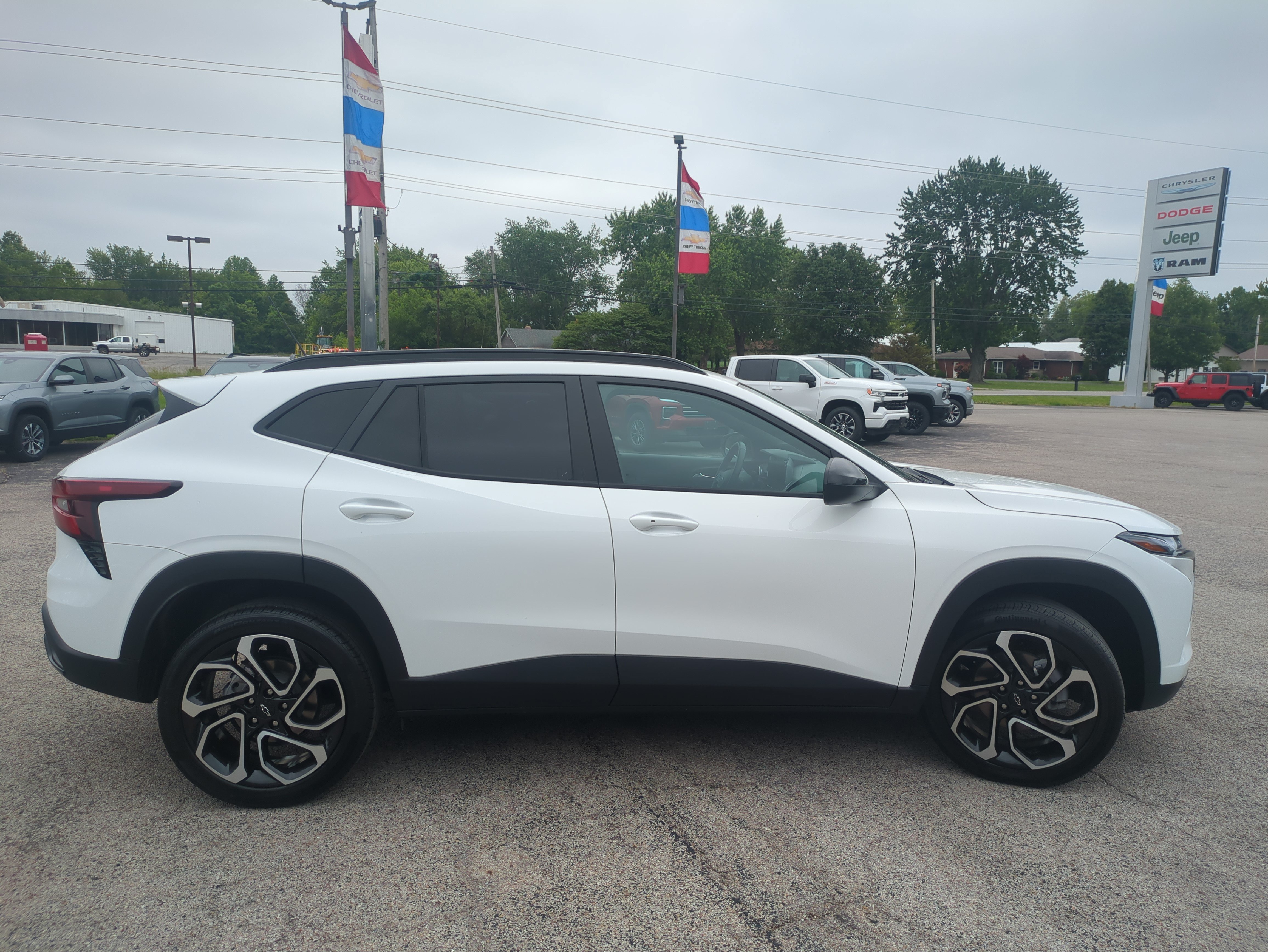 Used 2024 Chevrolet Trax RS FWD image 4