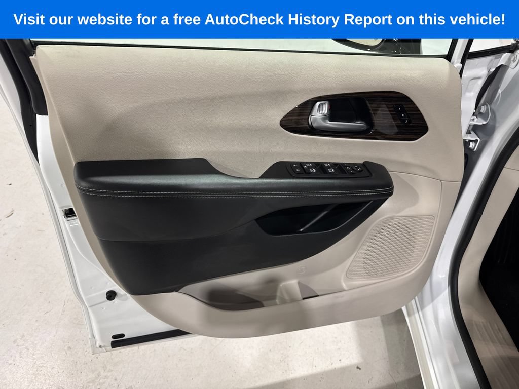 Used 2024 Chrysler Pacifica Limited FWD image 15