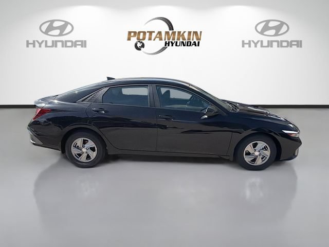 New 2026 Hyundai Elantra SE FWD image 4