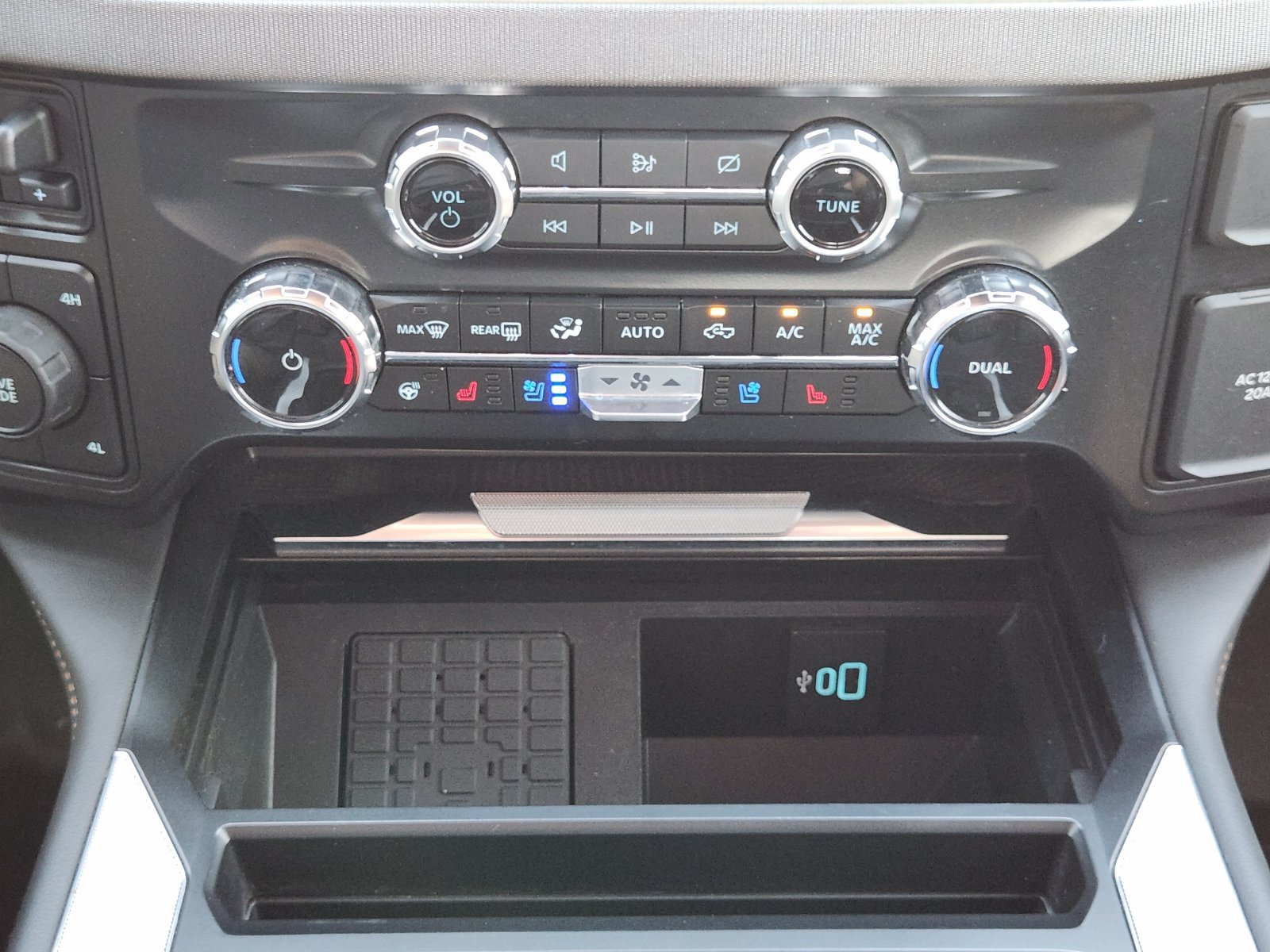 Certified 2024 Ford F450 Platinum w/ FX4 Off-Road Package AWD/4WD image 20