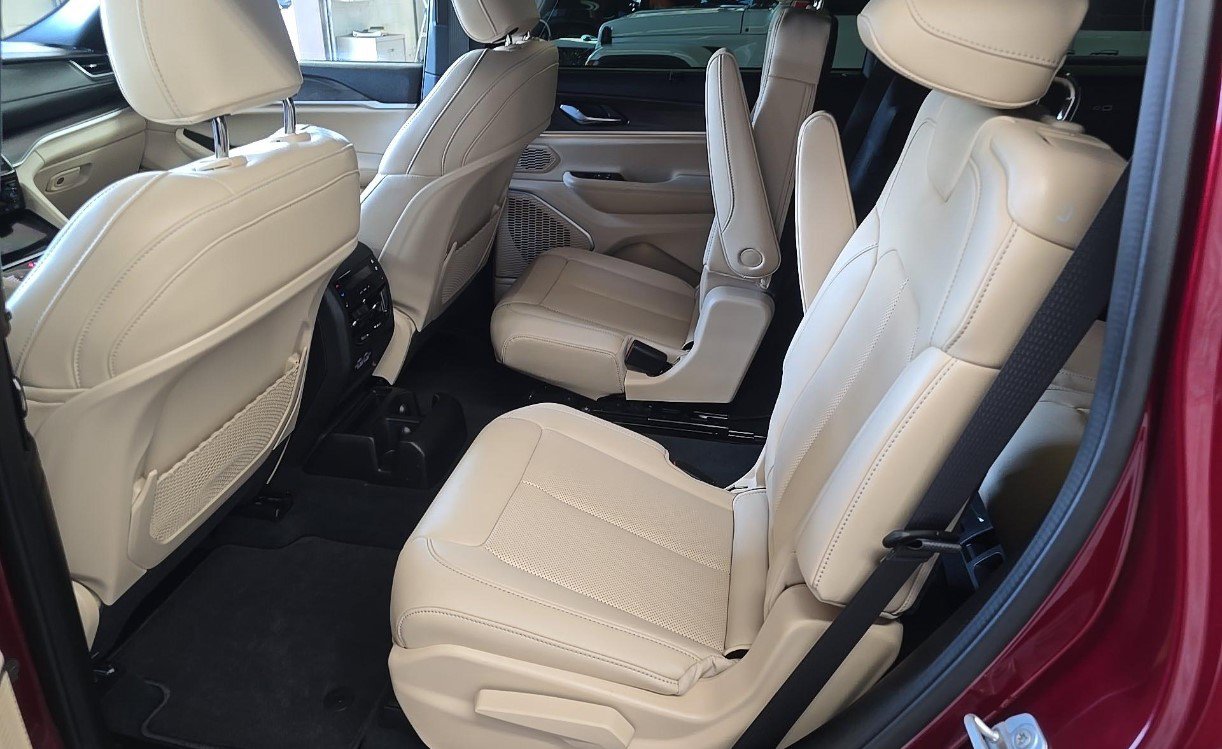 Used 2025 Jeep Grand Cherokee L Limited w/ Luxury Tech Group II AWD/4WD image 9