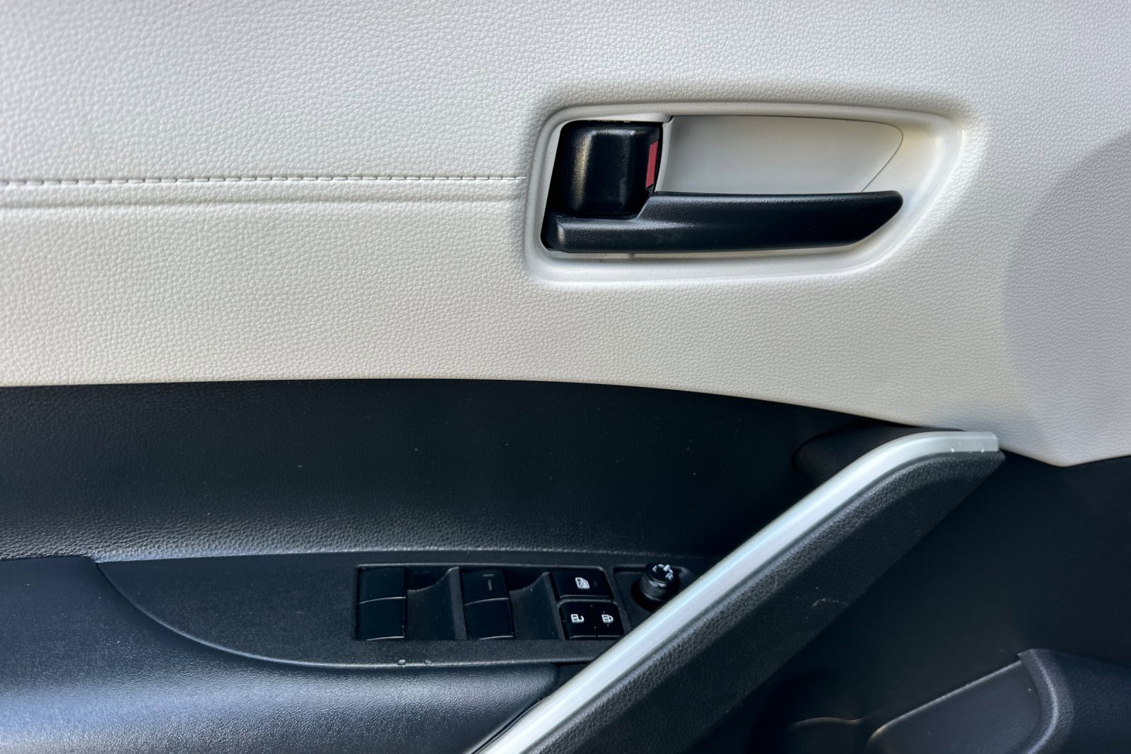 Used 2022 Toyota Corolla Cross LE image 11