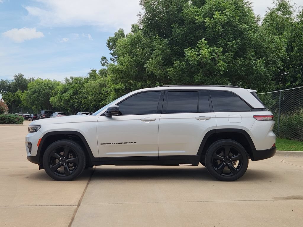 Used 2023 Jeep Grand Cherokee Altitude RWD image 4