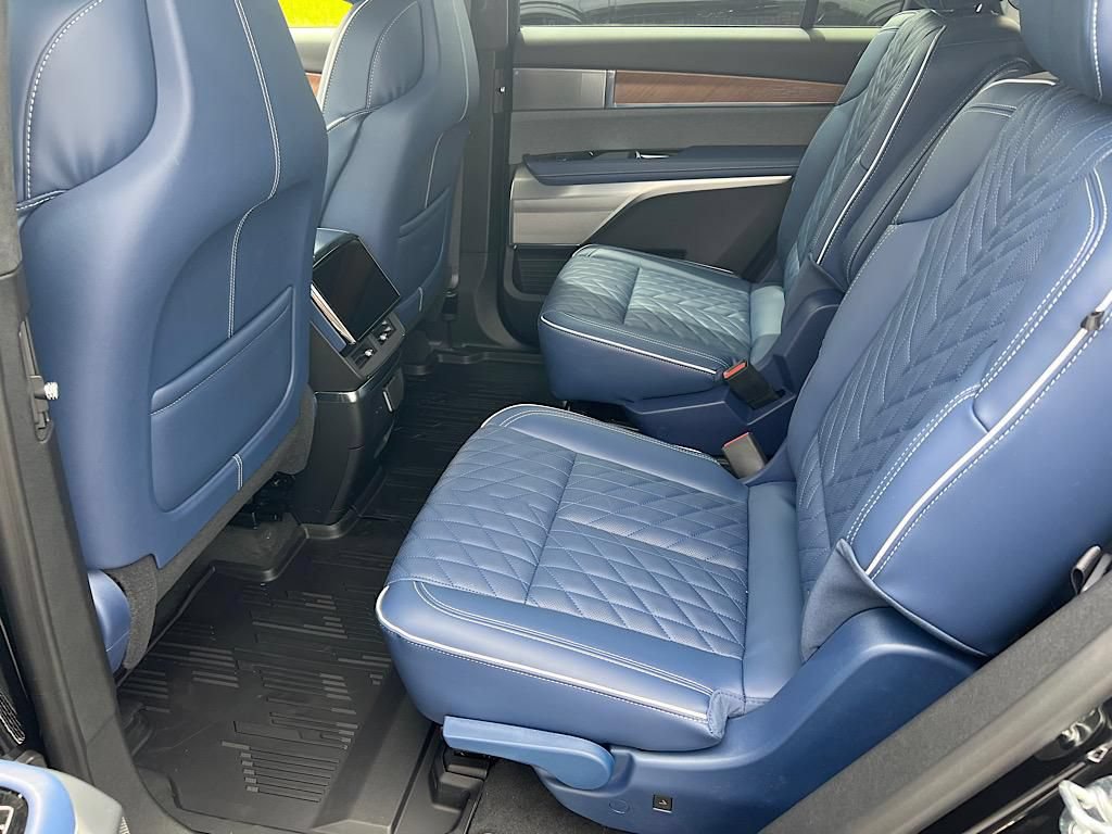 New 2026 Cadillac Vistiq Premium Luxury w/ LPO, Floor Liner Package AWD/4WD image 8