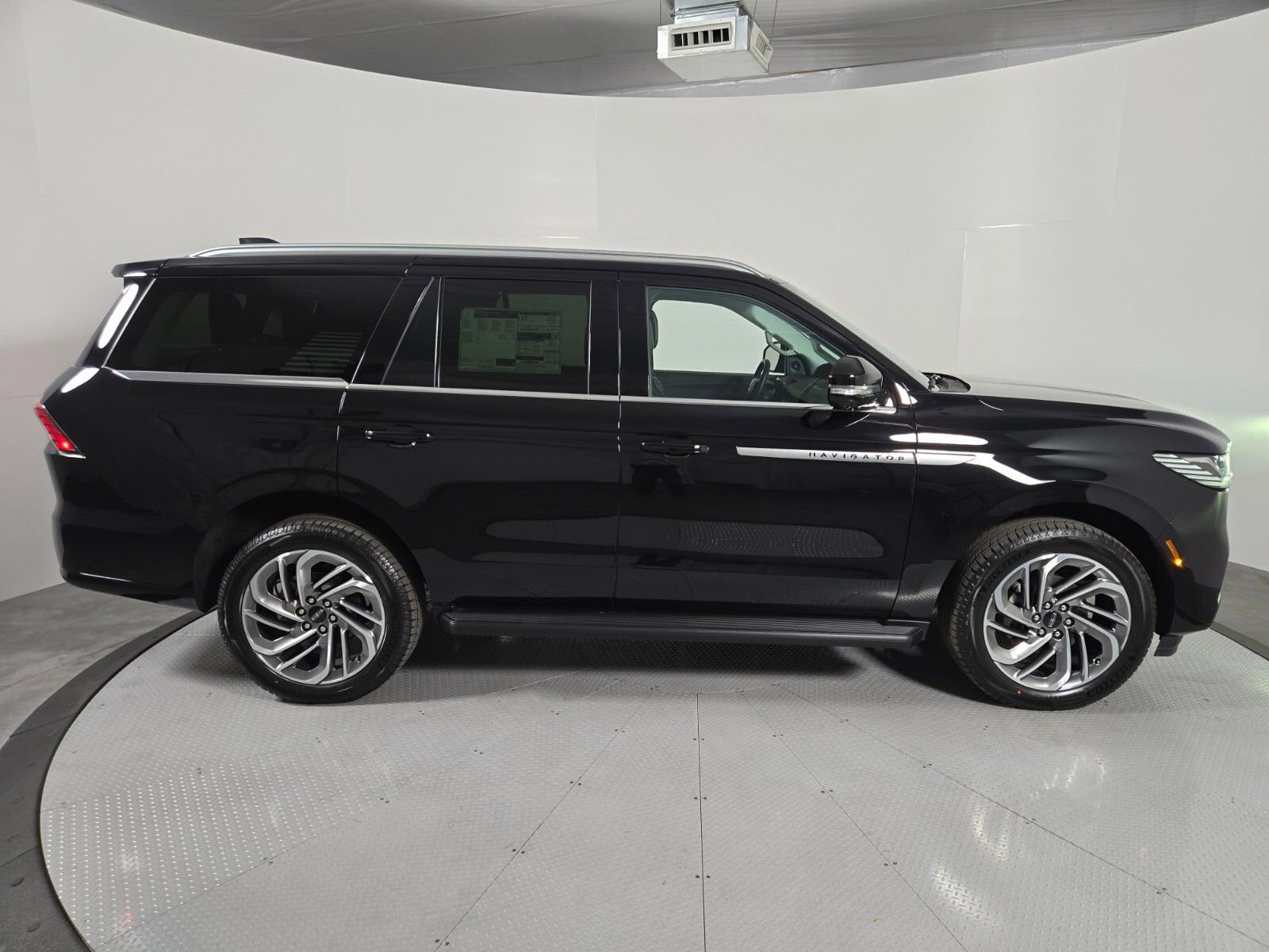 New 2026 Lincoln Navigator Premiere image 3