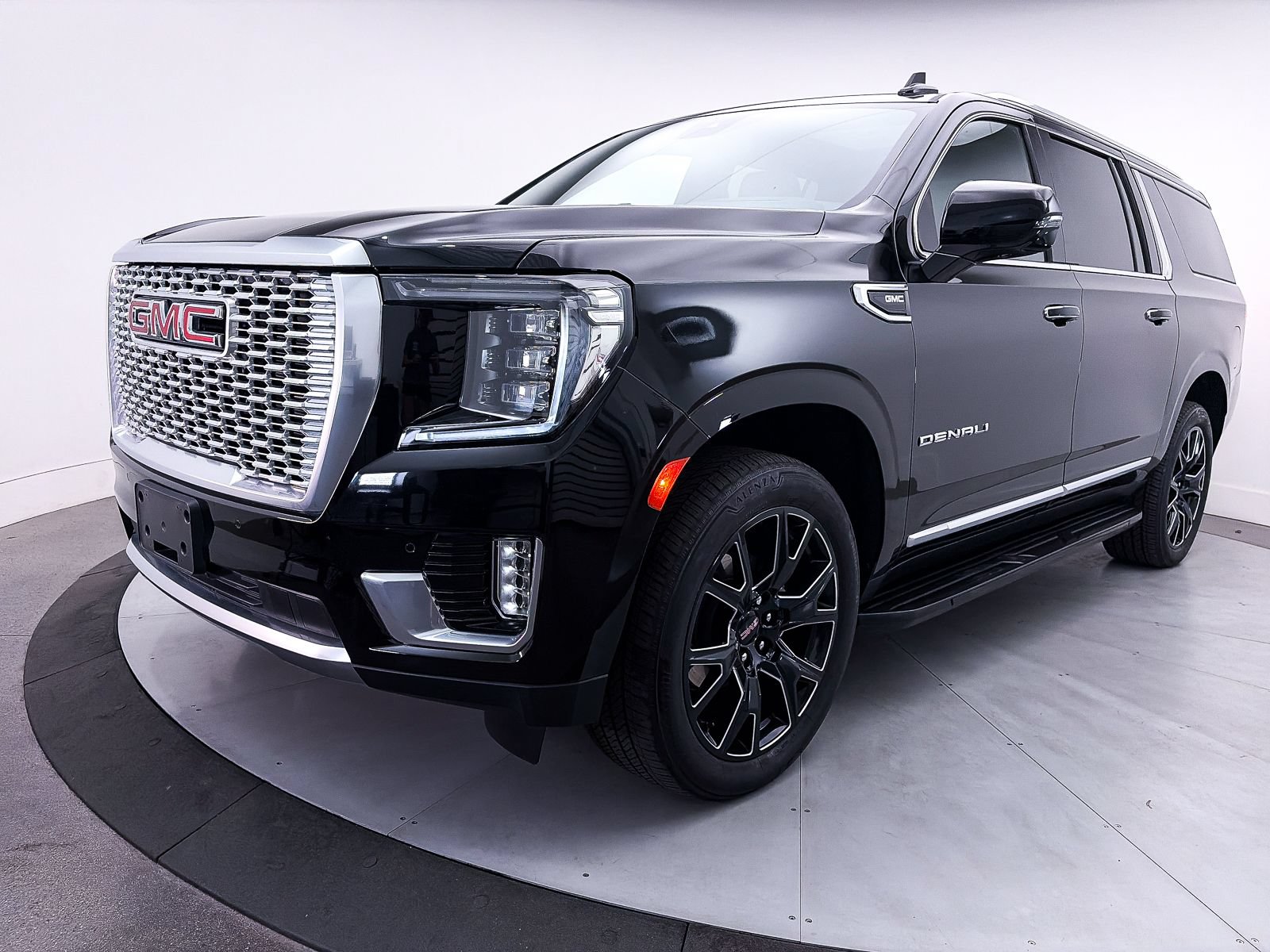 Used 2023 GMC Yukon XL Denali AWD/4WD image 13