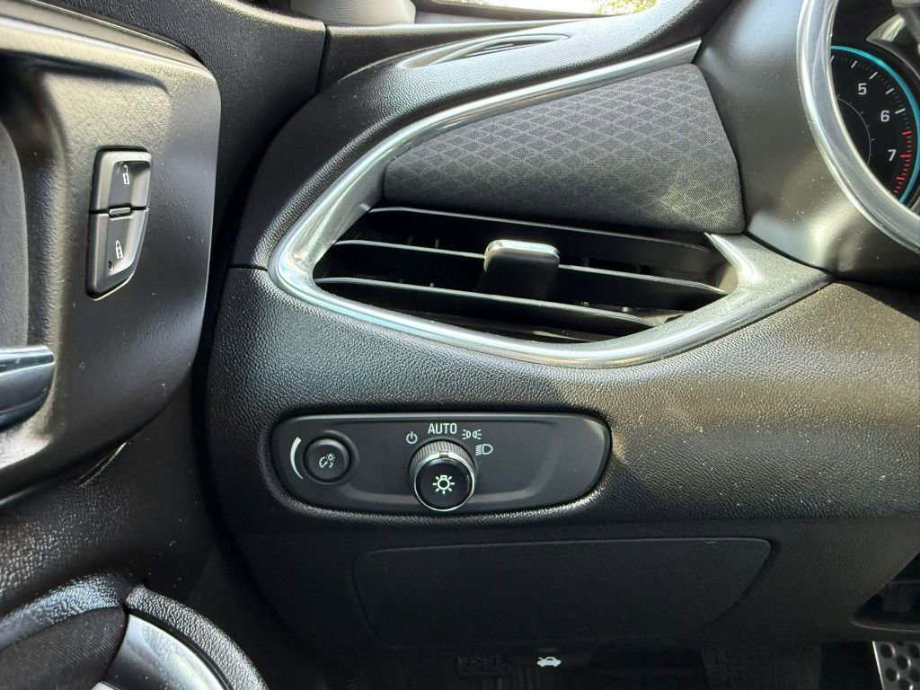 Used 2017 Chevrolet Malibu LT image 31