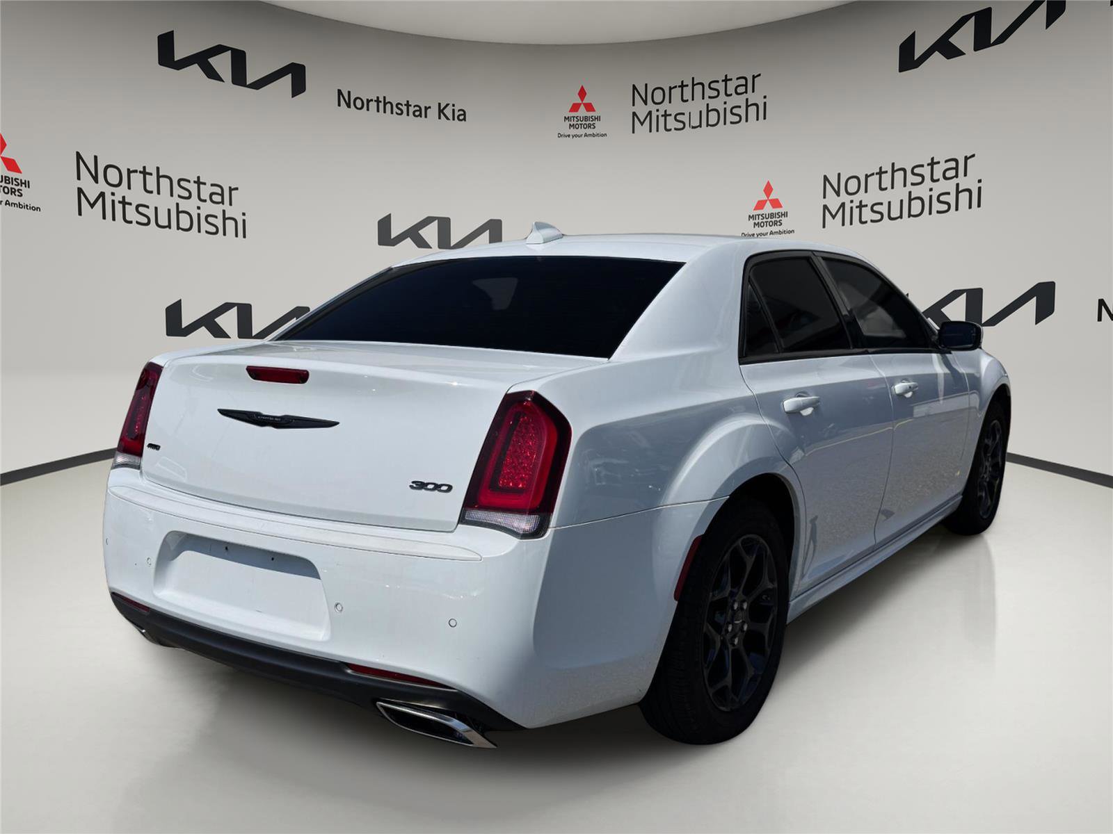 Used 2022 Chrysler 300 Touring L w/ Comfort Group image 4