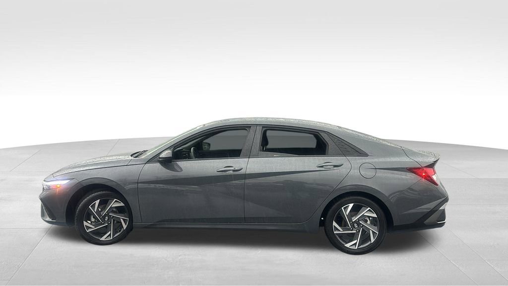 Used 2025 Hyundai Elantra Sport image 4