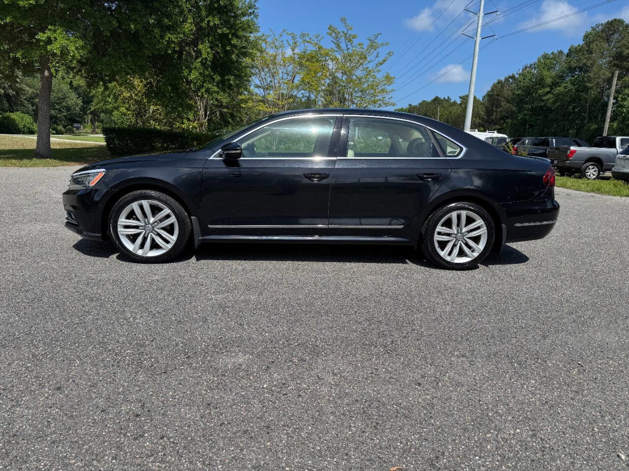 Used 2017 Volkswagen Passat 1.8T SEL Premium FWD image 3
