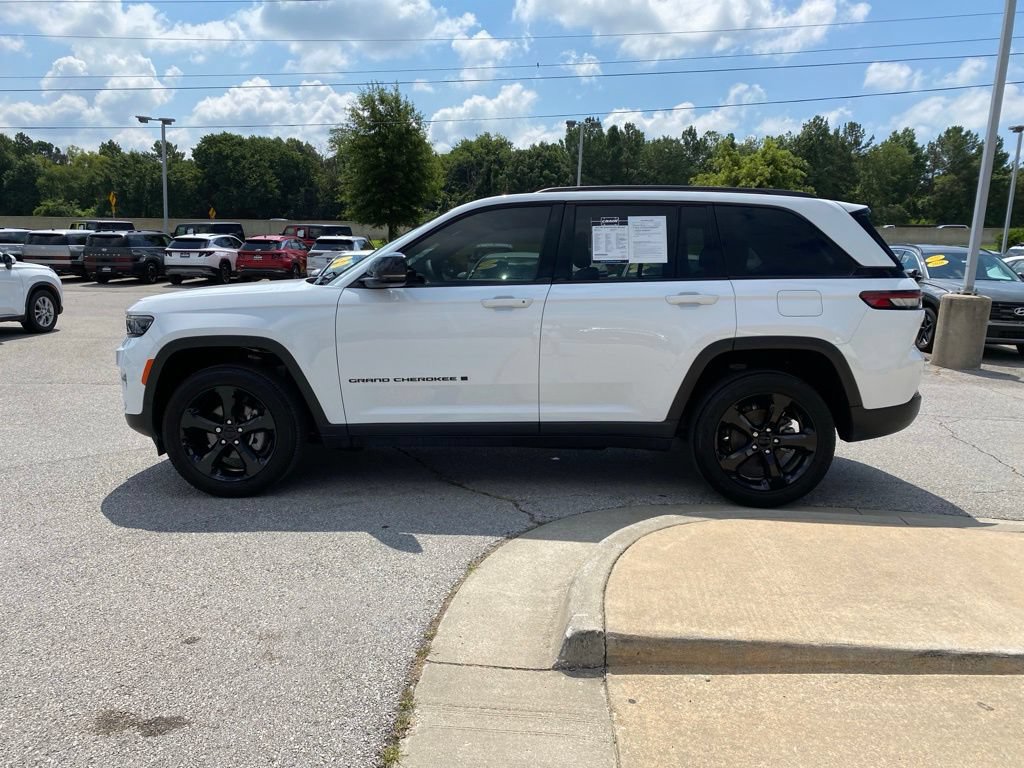 Used 2023 Jeep Grand Cherokee Altitude AWD/4WD image 4
