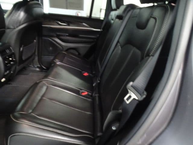 Certified 2025 Jeep Grand Cherokee Limited w/ Luxury Tech Group II AWD/4WD image 4