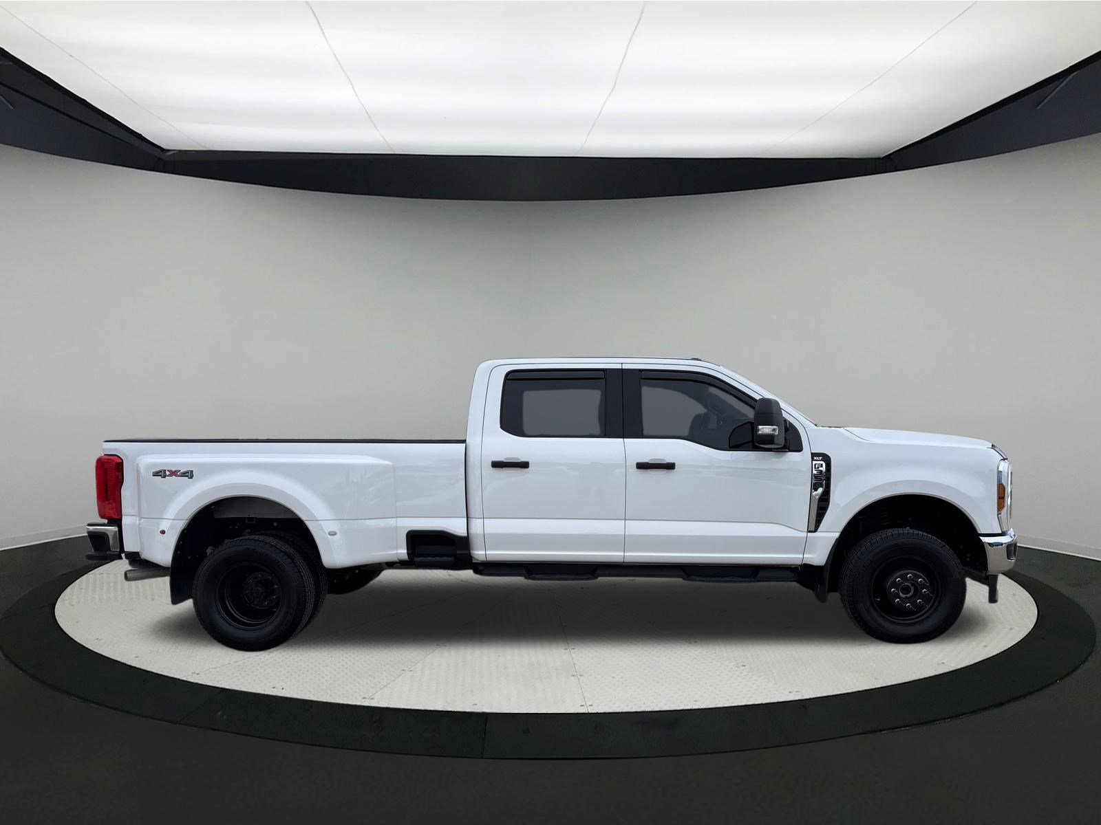 Used 2024 Ford F350 XLT w/ Snow Plow/Camper Package image 7