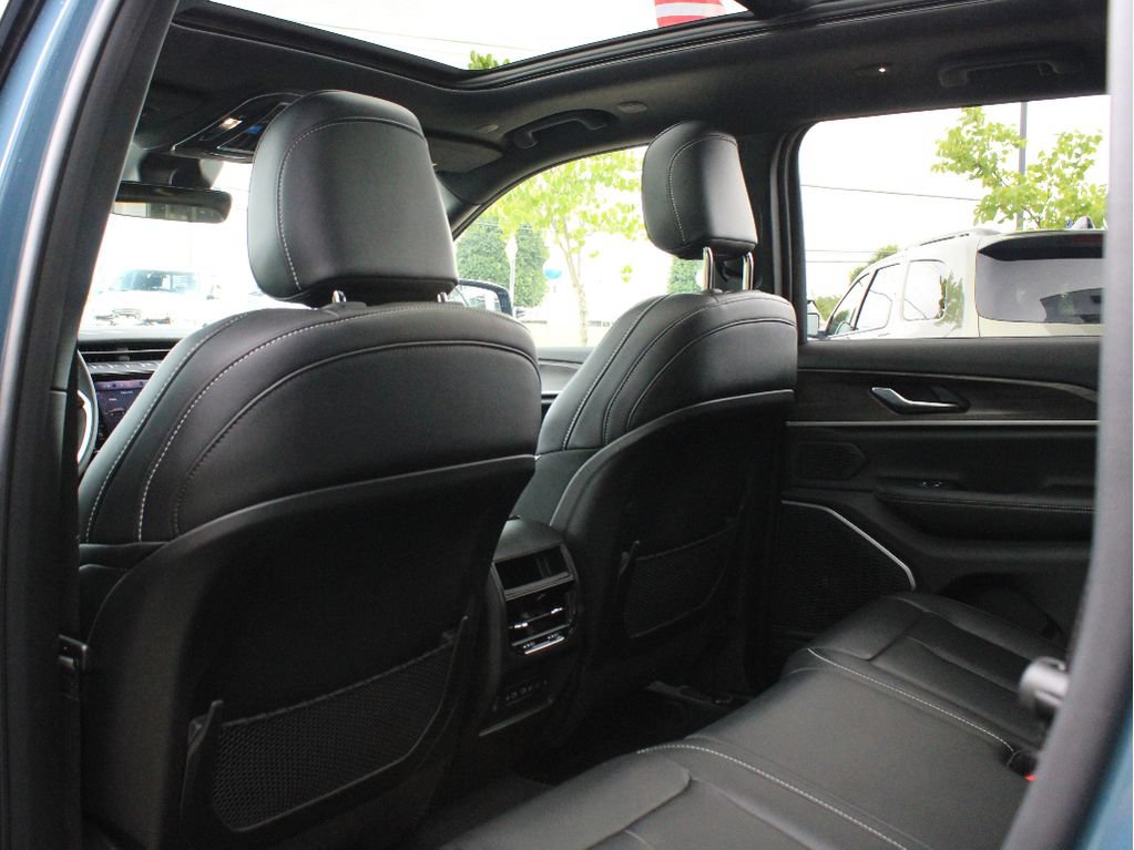 Used 2026 Jeep Grand Cherokee Limited w/ Limited Altitude Package AWD/4WD image 32