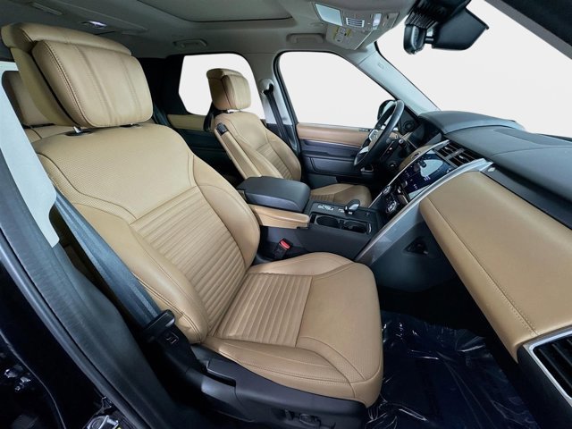 Used 2025 Land Rover Discovery Metropolitan Edition image 30