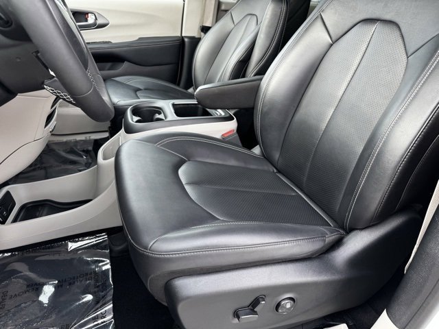 Used 2024 Chrysler Pacifica Touring-L image 5