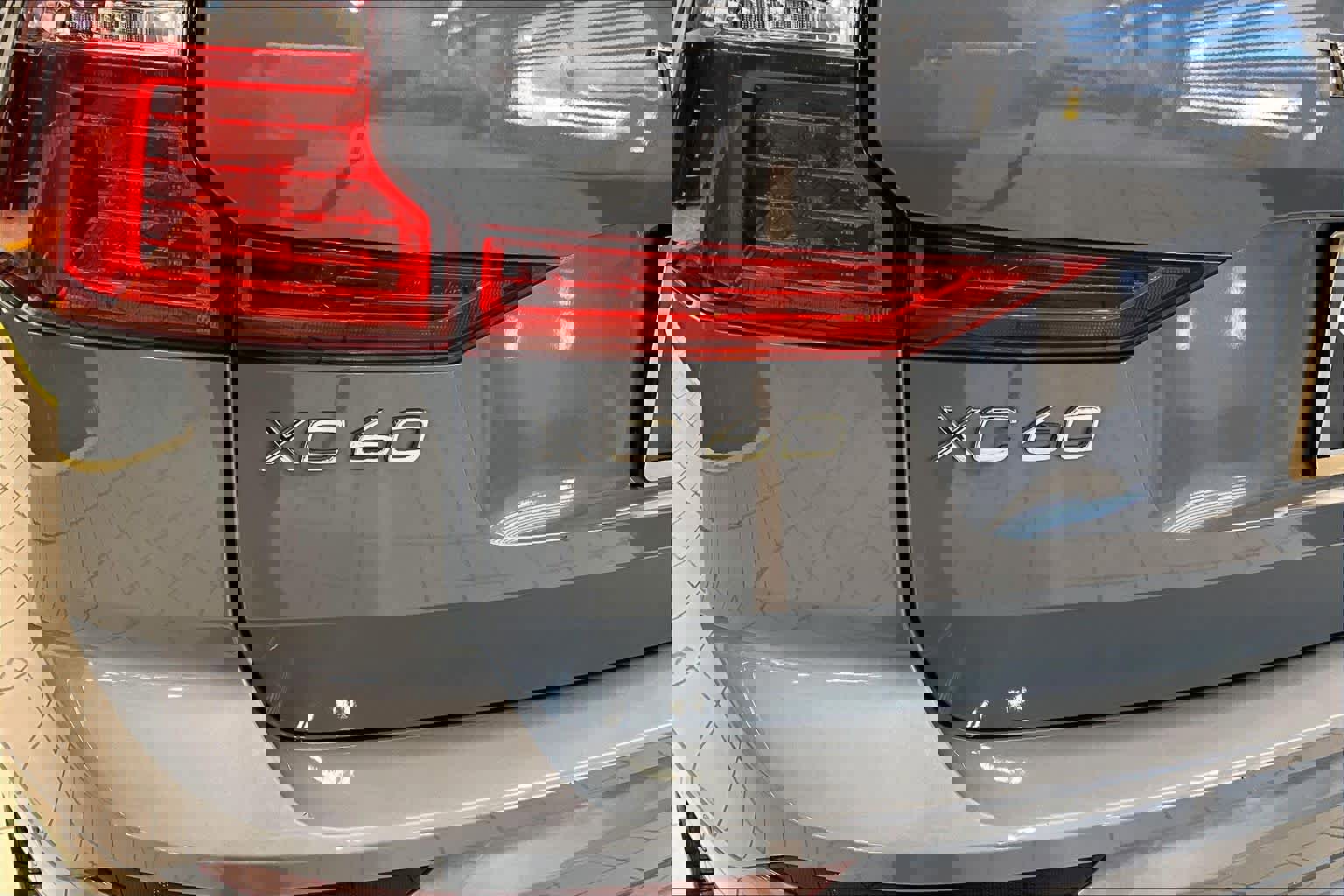 Used 2024 Volvo XC60 B5 Plus image 31