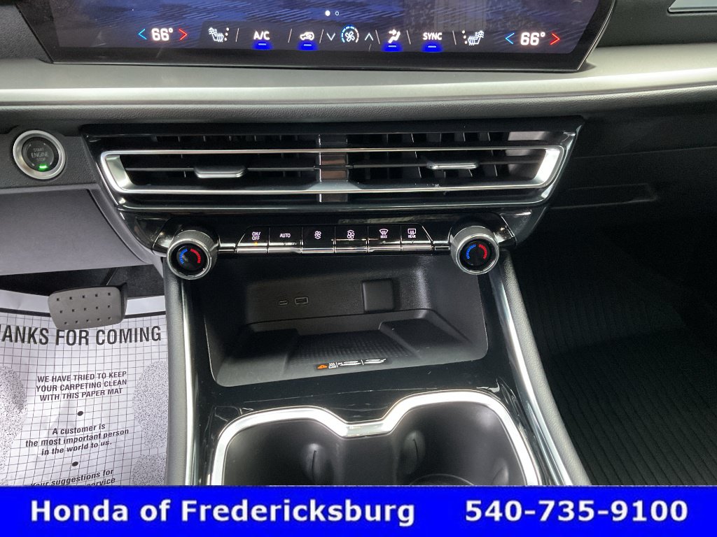 Used 2025 Chevrolet Traverse LT FWD image 36