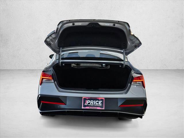 Used 2025 Hyundai Elantra Limited FWD image 6