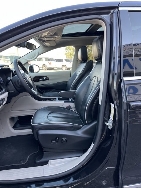Used 2023 Chrysler Pacifica Limited image 29