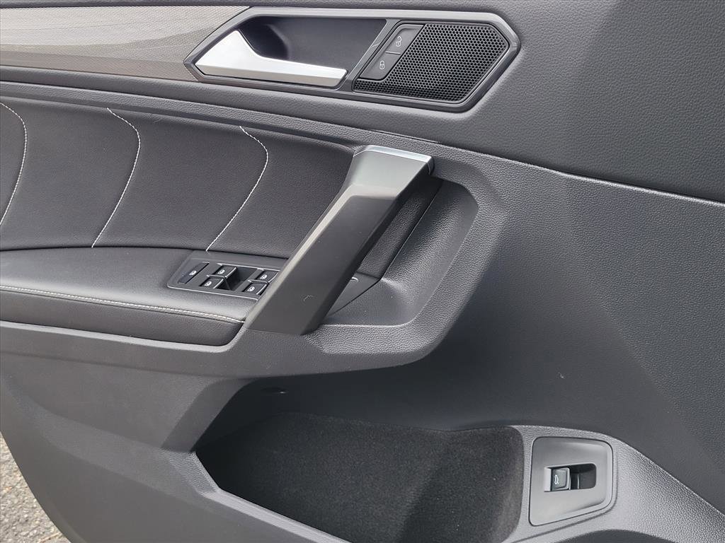 Used 2022 Volkswagen Tiguan SE w/ Panoramic Sunroof Package image 19