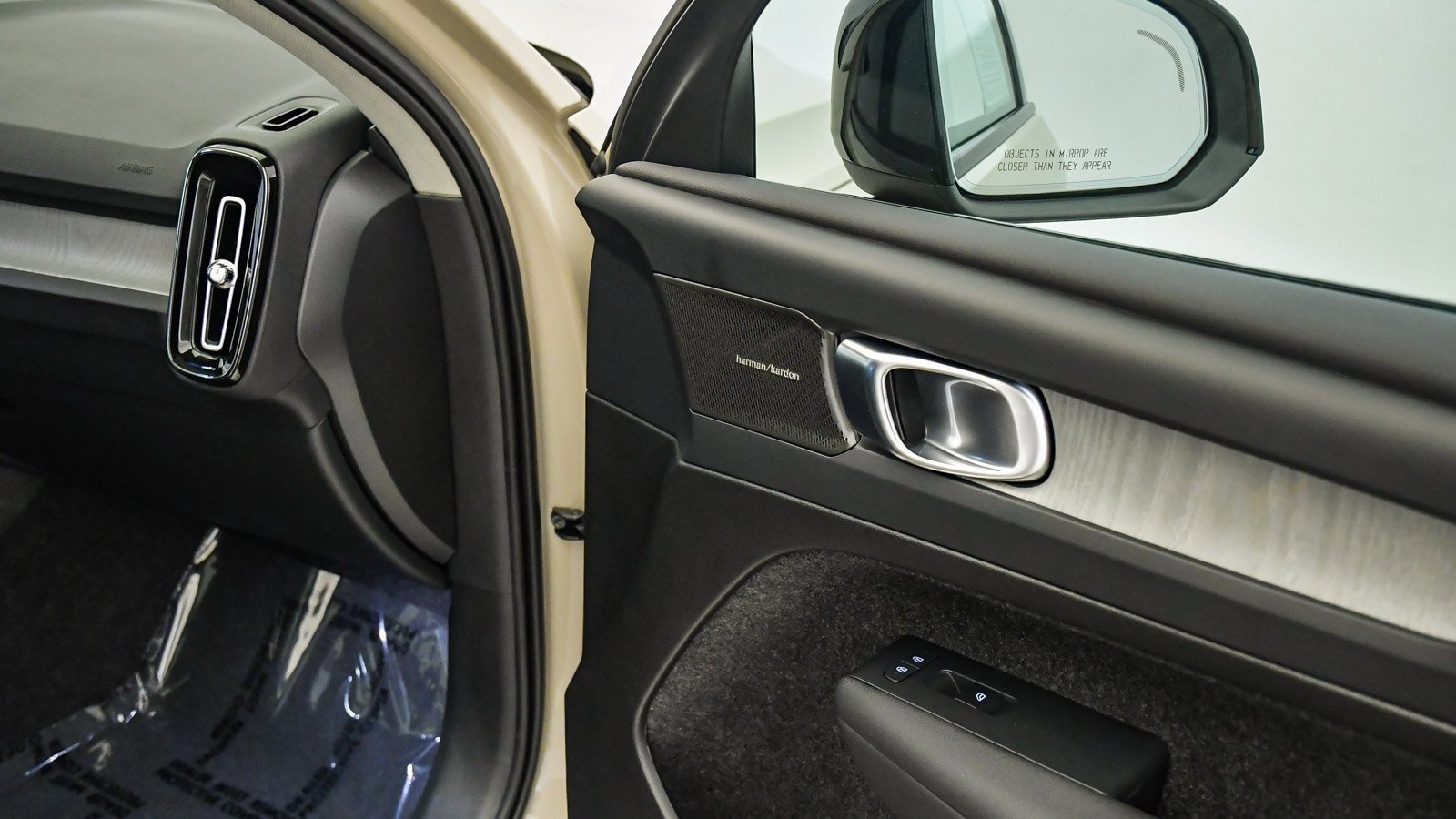 Certified 2025 Volvo XC40 B5 Ultra w/ Climate Package image 18