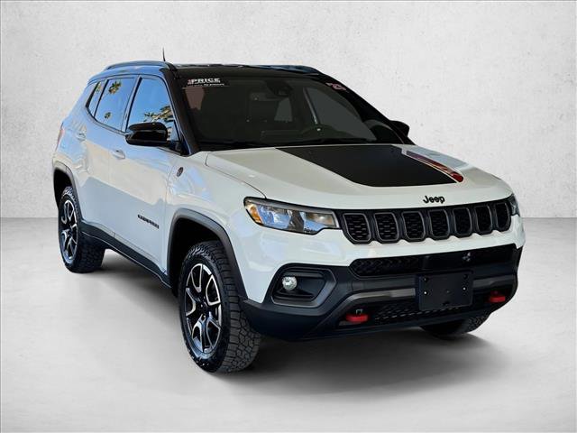 Used 2025 Jeep Compass Trailhawk image 5