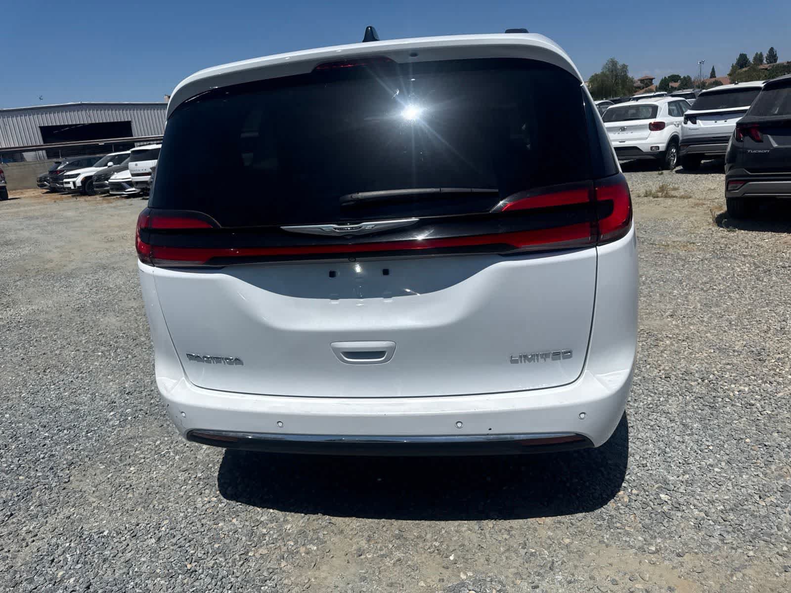 Used 2023 Chrysler Pacifica Limited FWD image 6