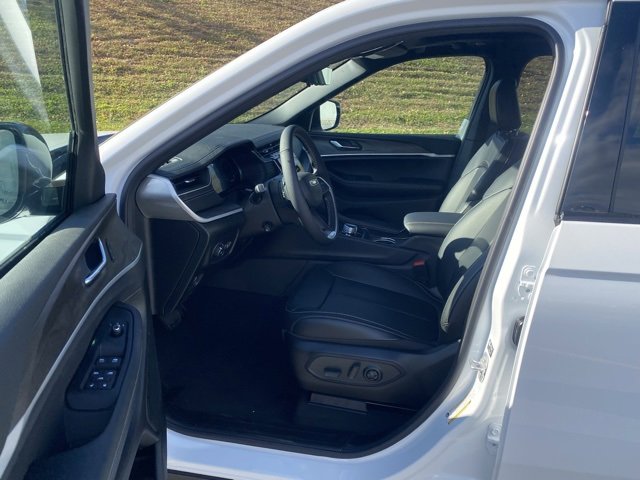 New 2025 Jeep Grand Cherokee Limited image 16