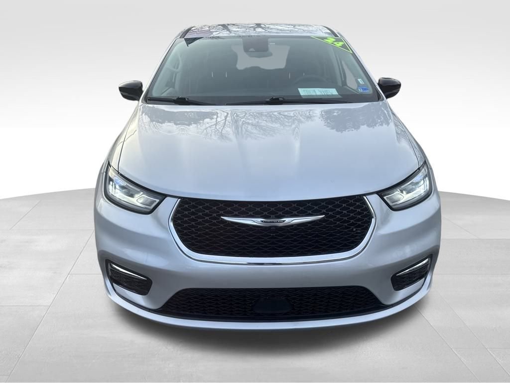 Used 2024 Chrysler Pacifica Touring-L image 3