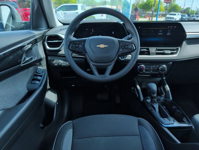 Used 2025 Chevrolet TrailBlazer LT AWD/4WD image 2