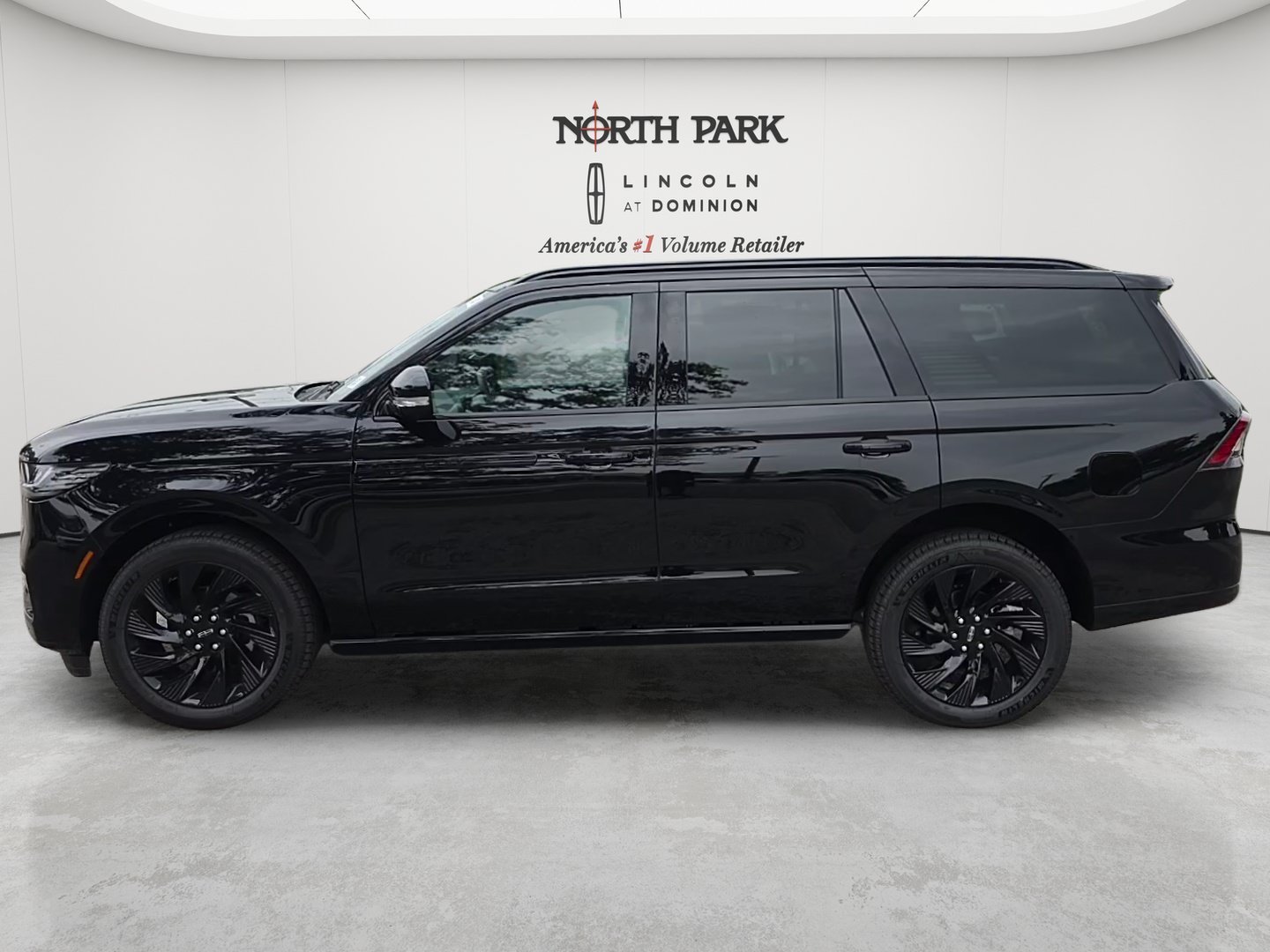New 2026 Lincoln Navigator Reserve w/ Jet Appearance Package AWD/4WD image 2