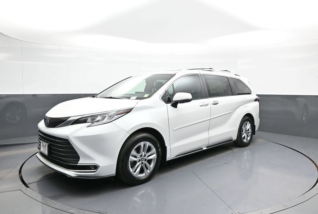 Certified 2025 Toyota Sienna Limited AWD/4WD image 10