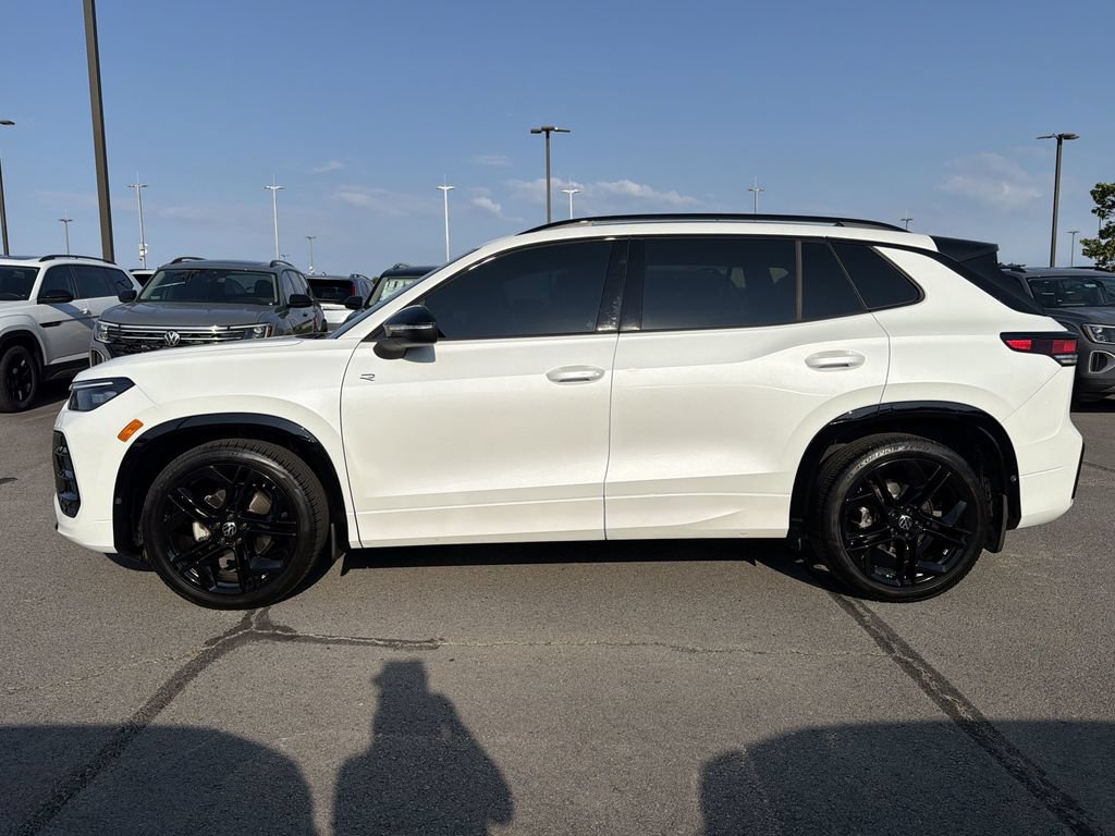 Used 2025 Volkswagen Tiguan SE R-Line FWD image 2