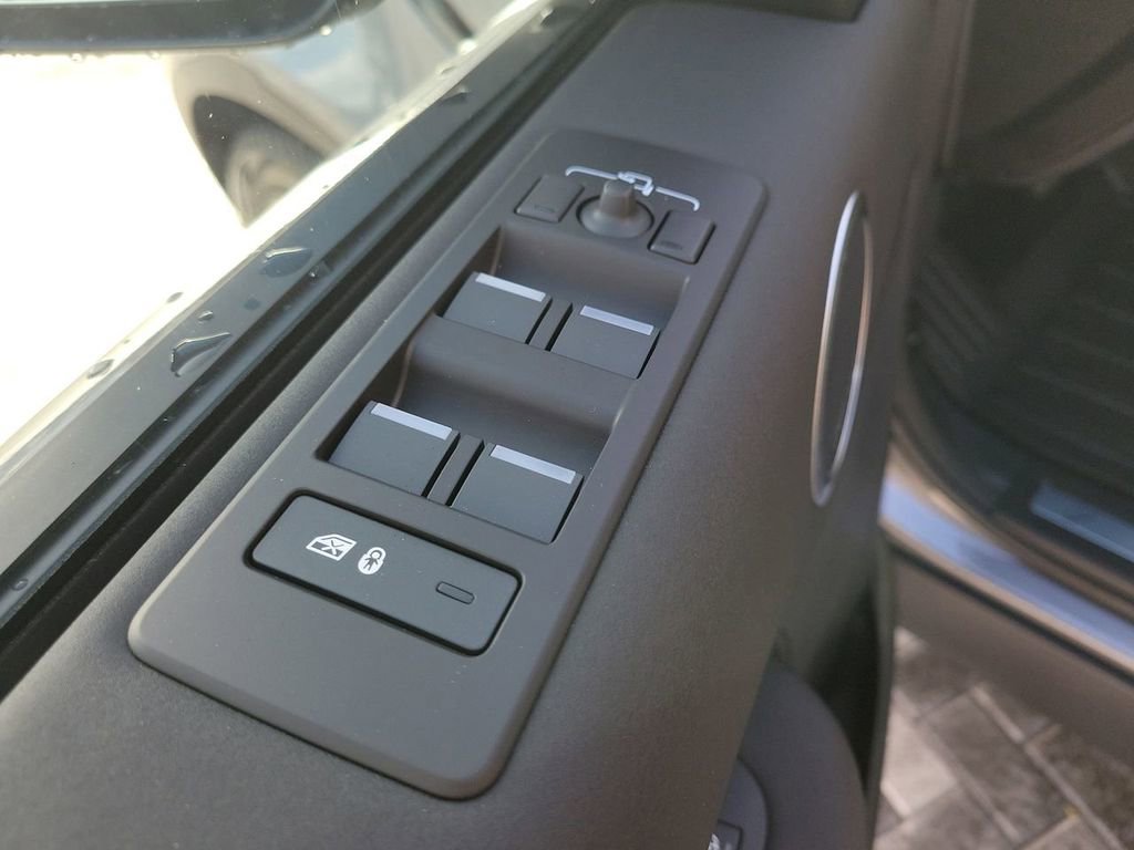 New 2025 Land Rover Discovery S image 24