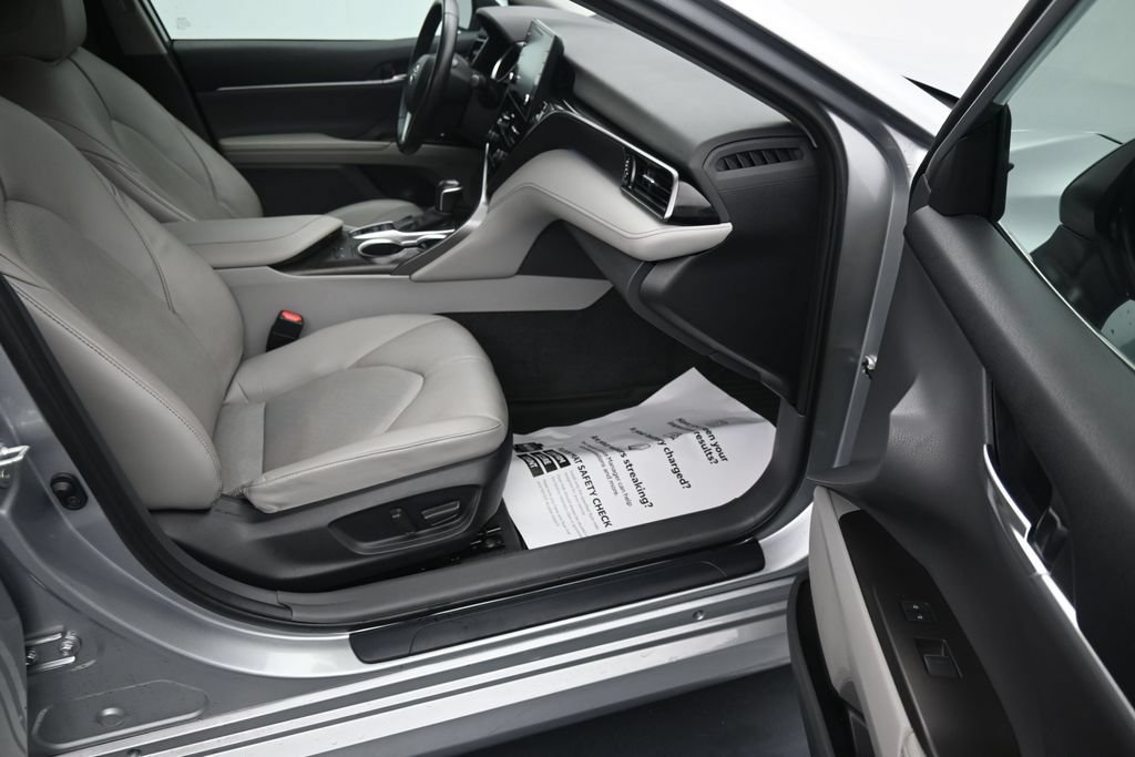 Used 2022 Toyota Camry XLE FWD image 13