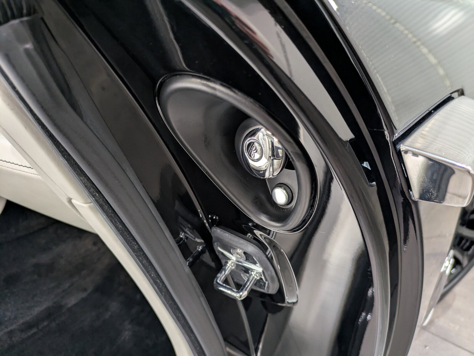 Used 2019 Rolls-Royce Dawn image 26