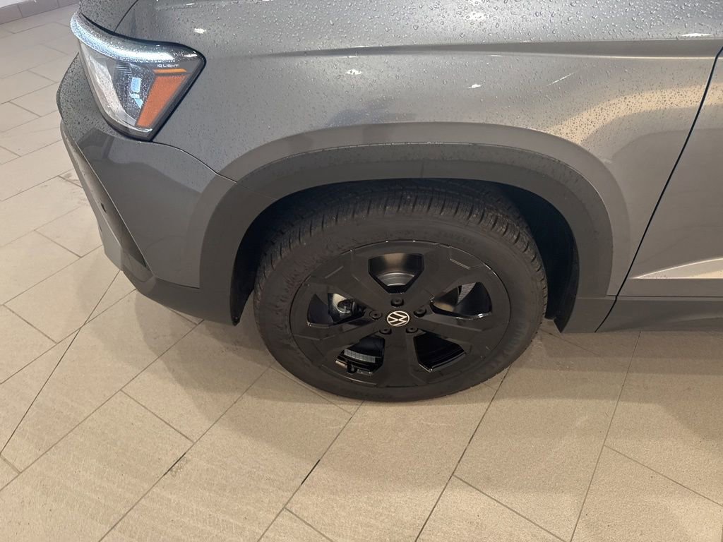 New 2025 Volkswagen Taos SEL image 9