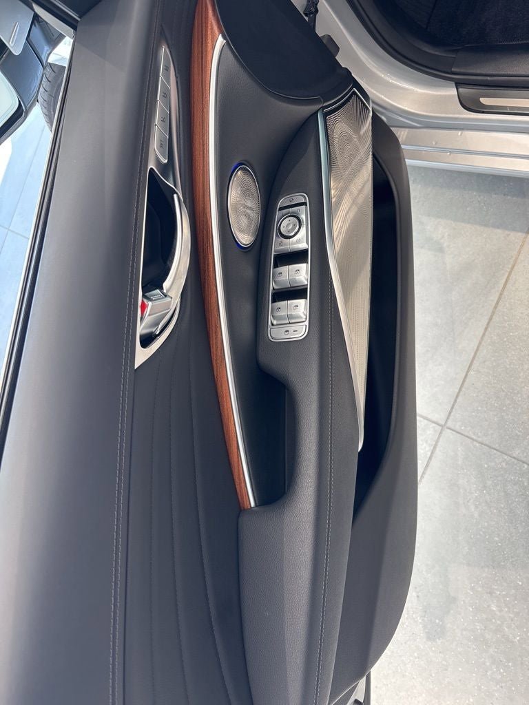Used 2020 Kia K900 Luxury image 12