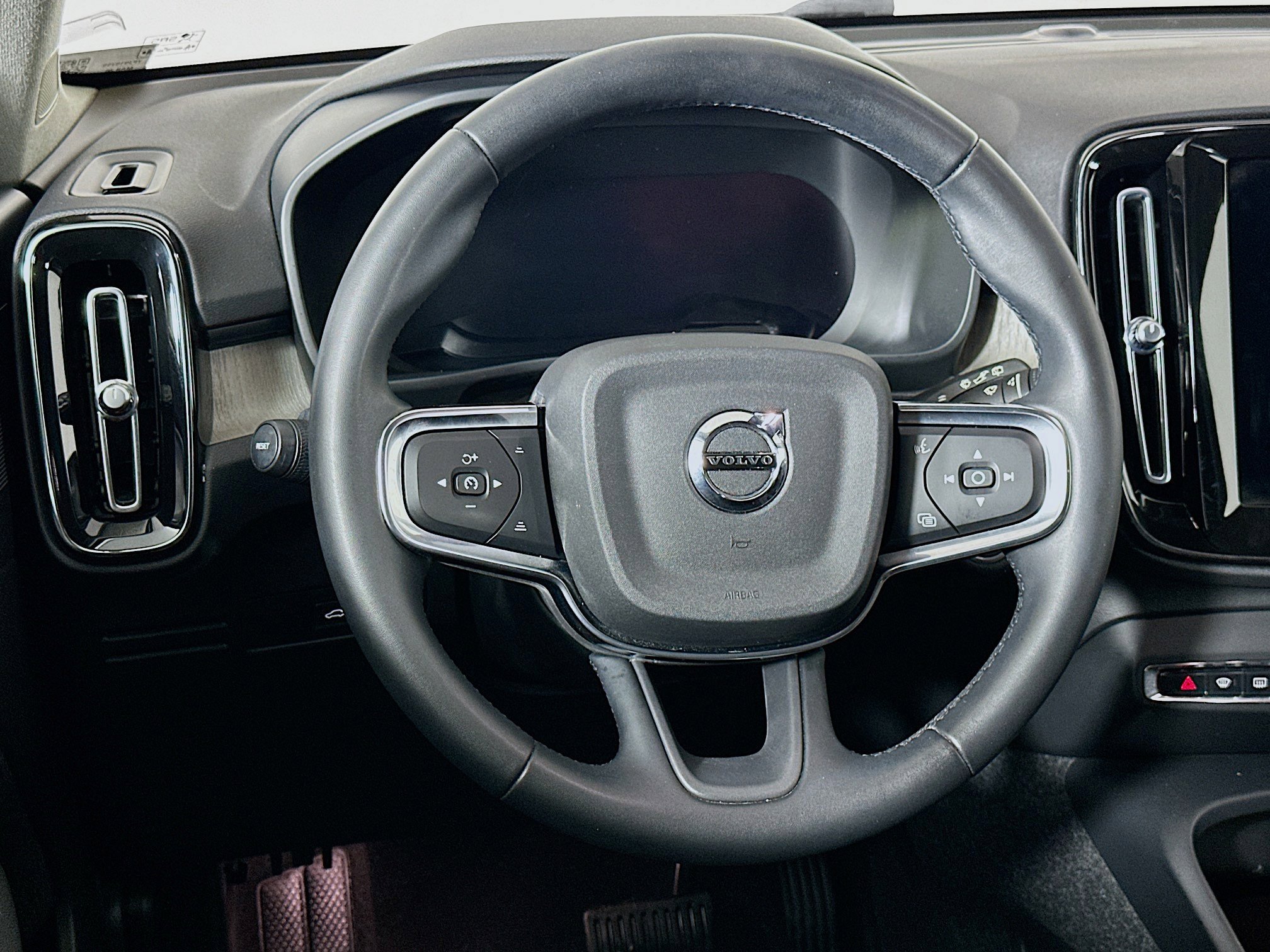 Used 2023 Volvo XC40 B5 Core w/ Protection Package Premier image 18