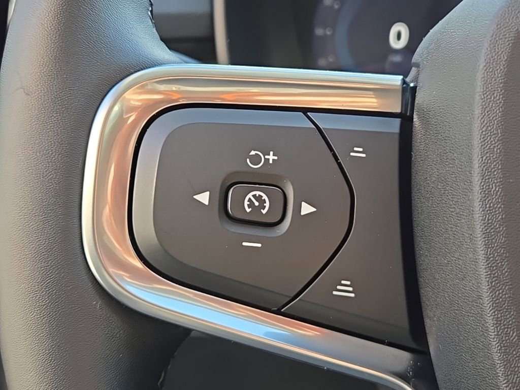 Certified 2025 Volvo XC40 B5 Core image 23