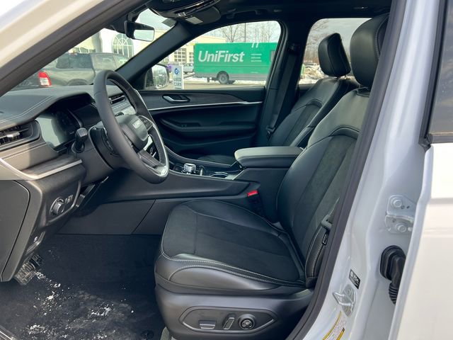 New 2026 Jeep Grand Cherokee Altitude image 4