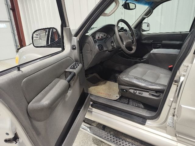 Used 2004 Ford Explorer Sport Trac 4x4 image 10