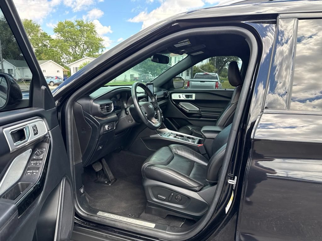 Used 2022 Ford Explorer Platinum w/ Equipment Group 601A AWD/4WD image 14