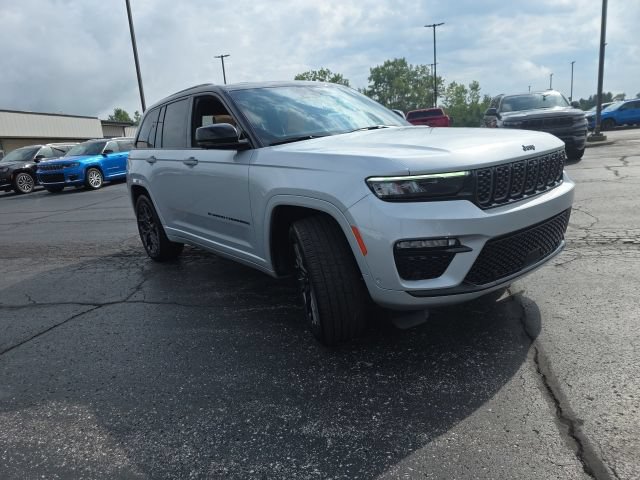 Used 2025 Jeep Grand Cherokee Summit AWD/4WD image 13