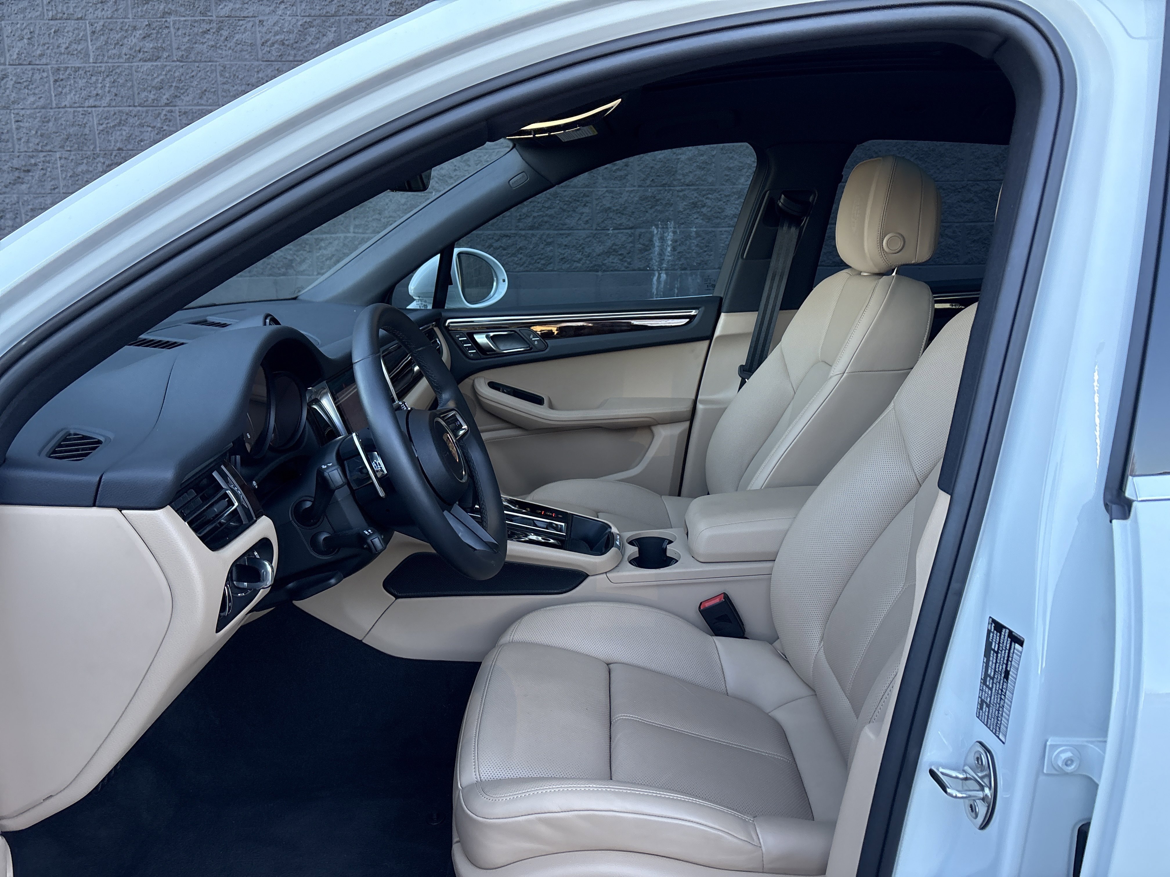 Certified 2025 Porsche Macan image 14