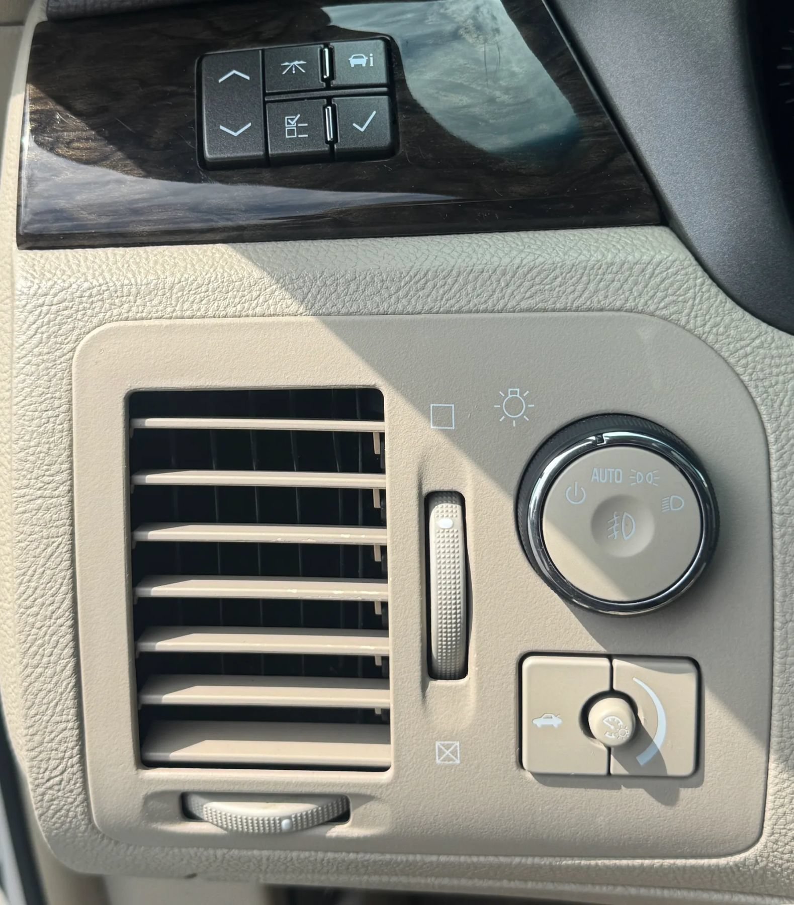 Used 2011 Cadillac DTS Luxury FWD image 24