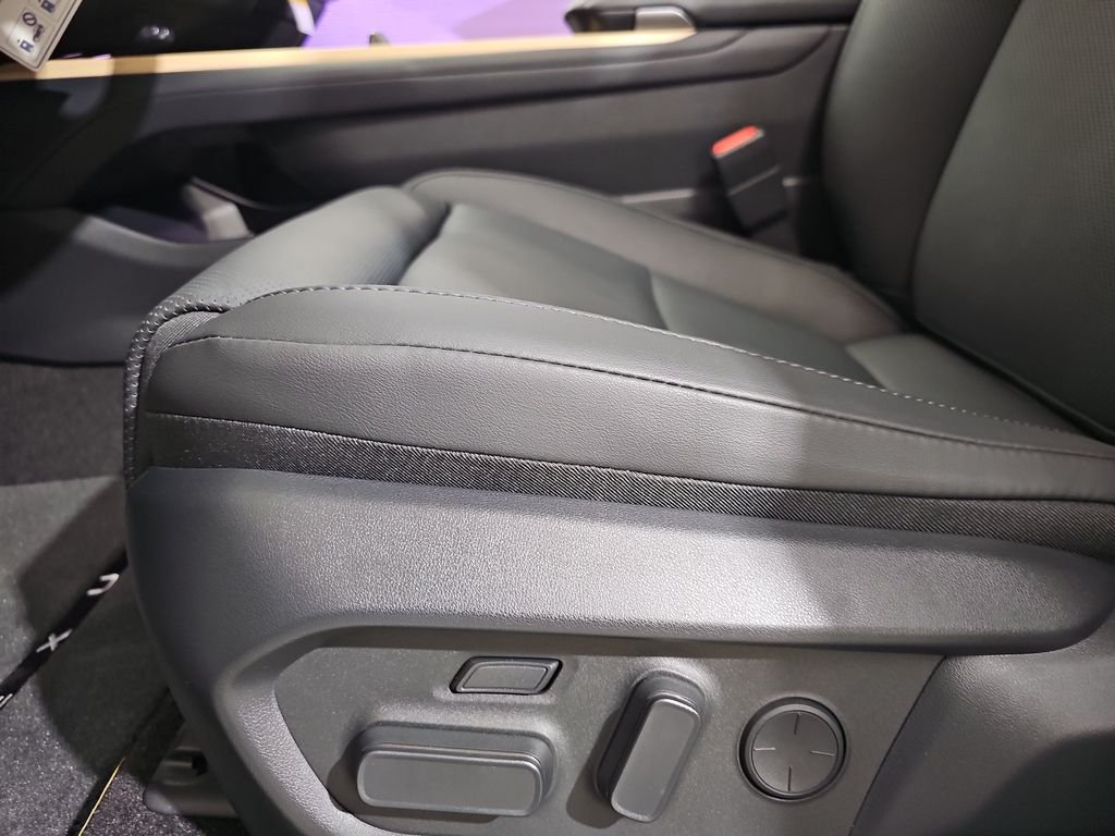 New 2026 Lexus ES 500e w/ Cold Area Package AWD/4WD image 28