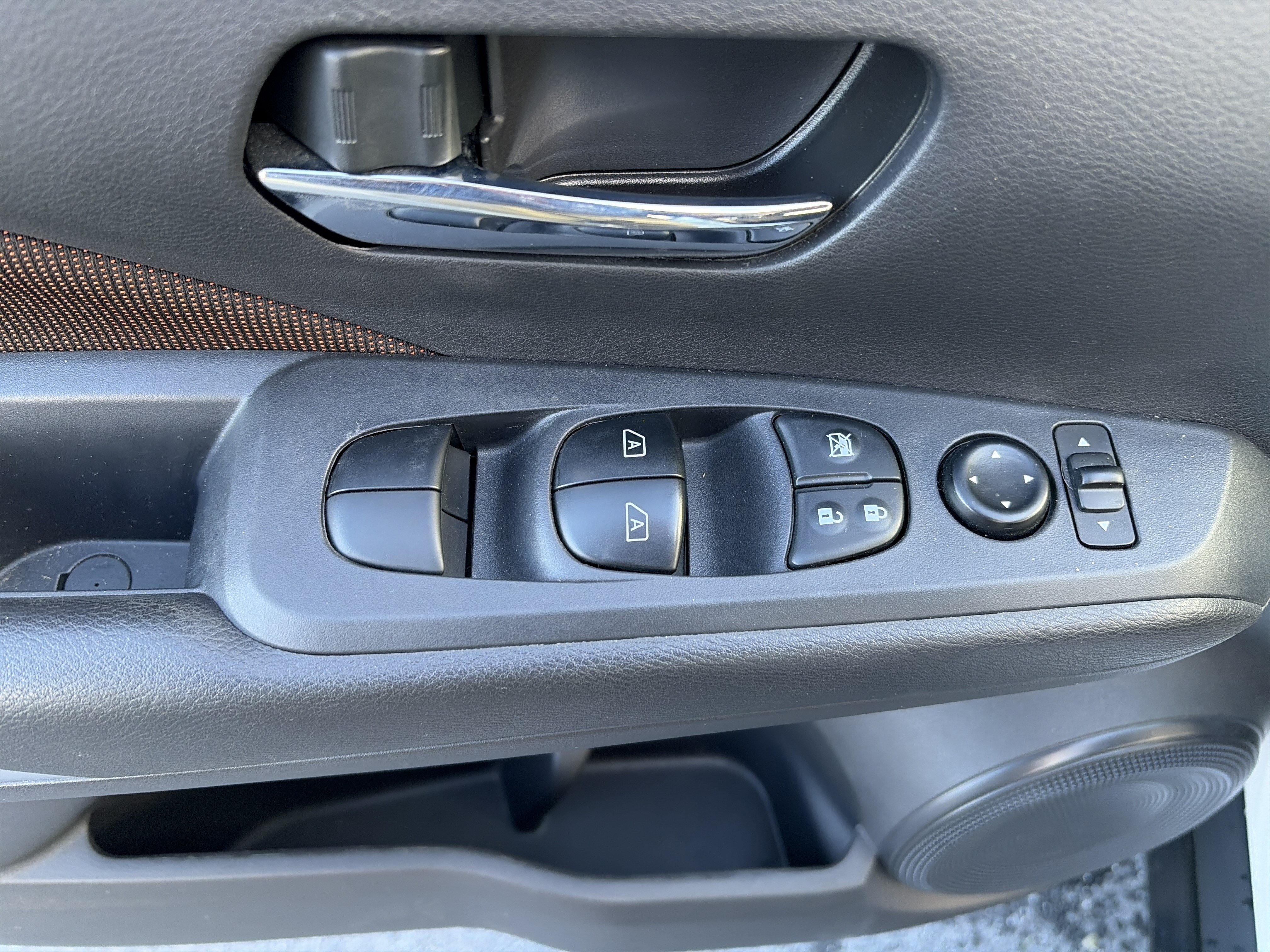 Used 2023 Nissan Kicks SR FWD image 2